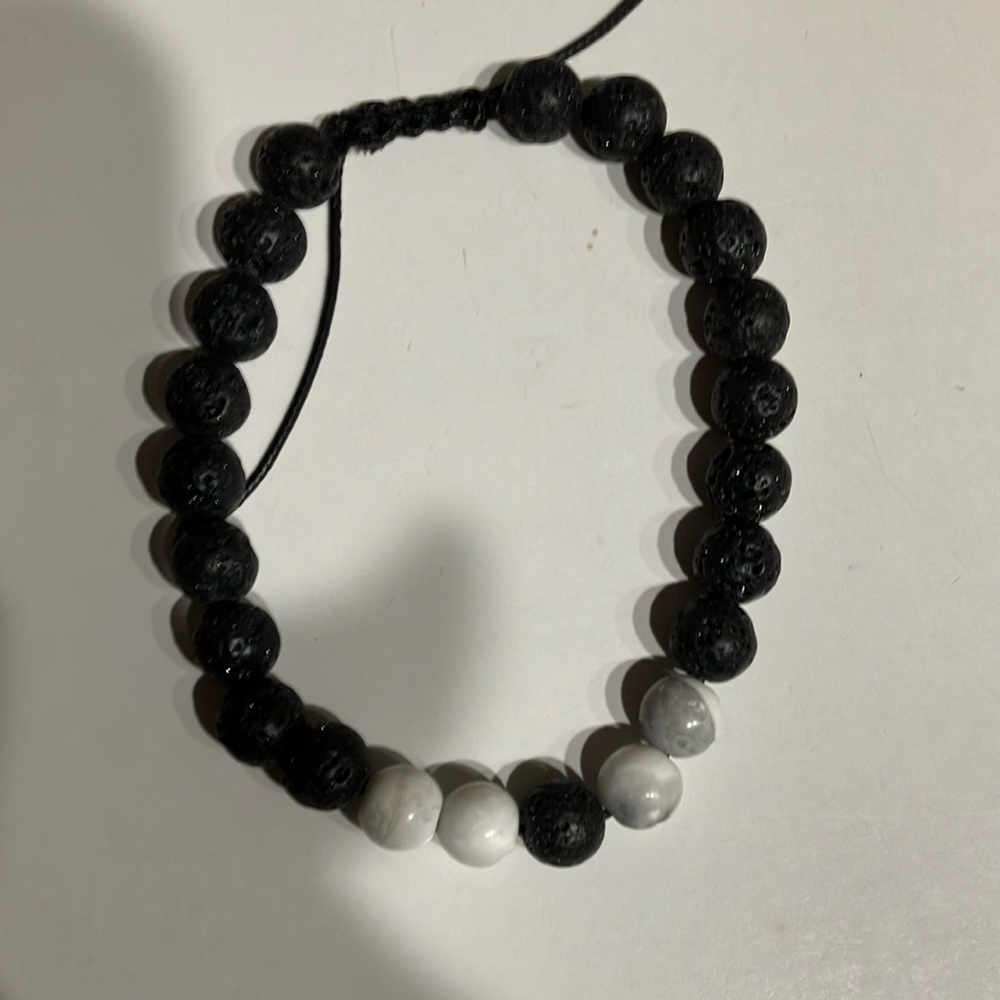 Diffuser bracelet with Howlite gemstone